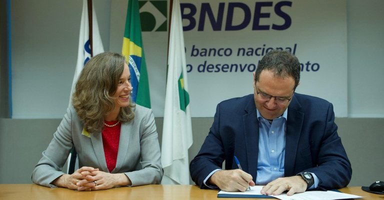 O Banco Nacional de Desenvolvimento Econômico e Social (BNDES) e o Banco Interamericano de Desenvolvimento (BID) assinaram, nesta sexta-feira, 24, Carta Convênio para estruturar projetos de parcerias entre estados e iniciativa privada que fortaleçam a bioeconomia da Amazônia, priorizando o manejo sustentável e a restauração de florestas públicas estaduais.