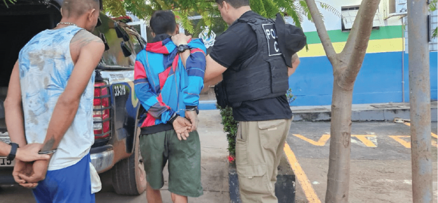 A Polícia Civil do Amazonas (PC-AM), por meio da 37ª Delegacia Interativa de Polícia (DIP) de Presidente Figueiredo (a 117 quilômetros de Manaus), cumpriu, na terça-feira (29), mandados de prisão em razão de sentença condenatória de dois irmãos, de 25 e 27 anos, por roubo qualificado. As prisões ocorreram na comunidade Boa Esperança, zona rural do município.