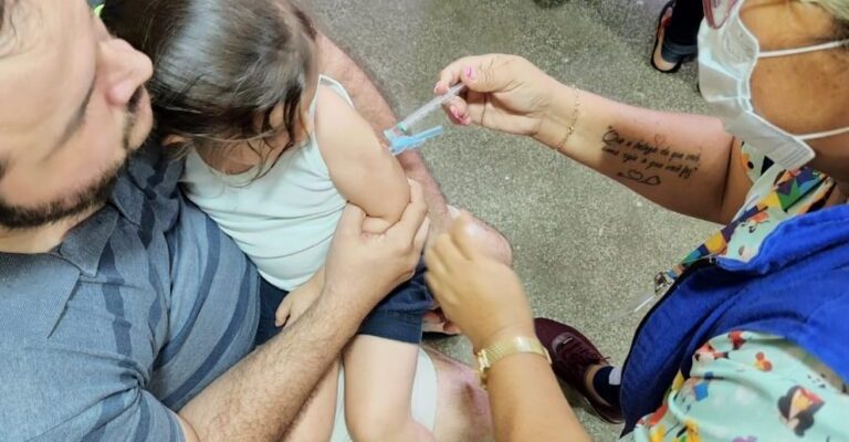 A campanha de vacinação contra influenza (gripe) foi prorrogada no Amazonas até o dia 31 de julho de 2025, de acordo com a secretária de Estado de Saúde, Nayara Maksoud. A aplicação de doses ocorre mediante disponibilidade da vacina em estoques municipais. A prorrogação segue orientações do Ministério da Saúde (MS), por meio da Secretaria de Vigilância em Saúde e Ambiente (SVSA).